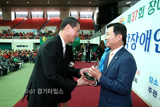 수원시의회 한원찬 의원(자유한국당, 행궁,인계,지,우만1․2동)이 18일 시각장애인 복지증진 유공으로 (사)경기도시각장애인연합회로부터 감사패를 받고 있다ⓒ경기타임스