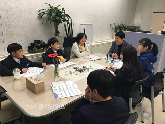 서신중학교 학생 35명이 공무원 진로직업체험프로그램 ‘찾아라 워킹맨’을 참여하고 있다ⓒ경기타임스
