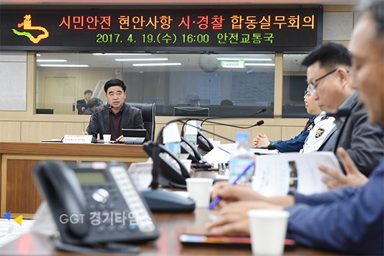 19일 수원시청에서 열린 ‘시민안전 현안사항 시·경찰 합동 실무회의’ 현장. 신태호 수원시 안전교통국장(왼쪽)이 회의를 주재하고 있다.ⓒ경기타임스