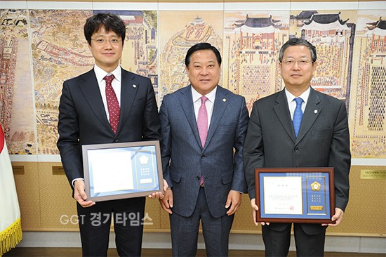 수원시의회 김진관 의장이 21일 의장실에서 강태순 변호사와 이승빈 변호사에게 각각 위촉패를 전달하고 의원입법활동에 최선을 당부ⓒ경기타임스