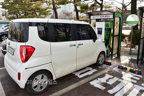 수원시청 마당에 설치된 전기차충전소. ⓒ경기타임스