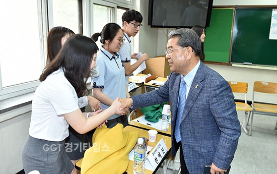 이재정 경기도교육감, 안양 동안고 방문...학생들과 손잡고 있다.ⓒ경기타임스