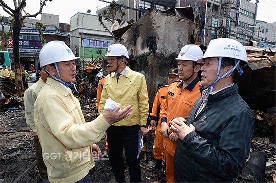 지난 3일 발생한 의정부상가 화재사고로 피해를 입은 지역 소상공인을 대상으로 경영안정자금 지원 등 긴급지원...김동근 도 행정2부지사가 현장 대응조치를 실시하고, 피해 상인에 대한 지원대책 마련 지시ⓒ경기타임스
