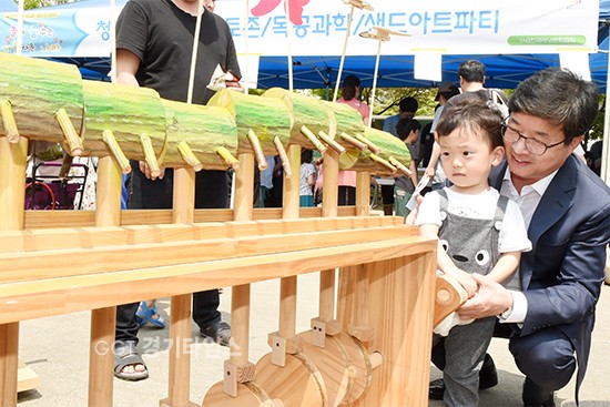 염태영 수원시장이 어린이날 행사에서 어린이와 함께 체험활동을 하고 있다.ⓒ경기타임스