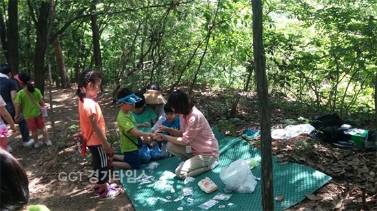 용인 관곡초병설유치원, 야호.. 가족과 함께 산에 올라요ⓒ경기타임스