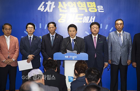18일 오전 경기도청 브리핑룸에서 남경필 경기도지사가 시내,마을버스 청소년 요금 할인 관련 브리핑을 하고 있다.ⓒ경기타임스