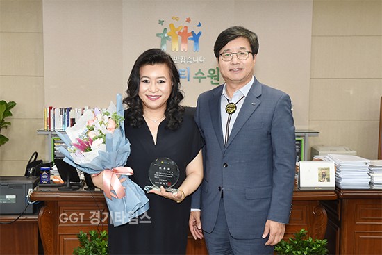 염태영 수원시장(오른쪽)과 오은영 홍보대사가 이야기 나누고 있다.ⓒ경기타임스