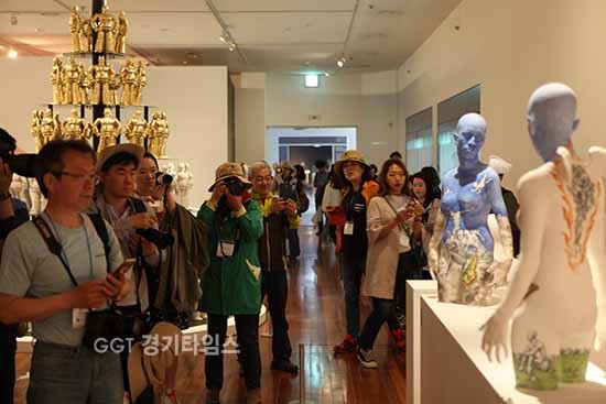 경기세계도자비엔날레가 28일 37일간의 화려한 '대장정의 막'을 내렸다.....비엔날레전시 관람객 ⓒ경기타임스