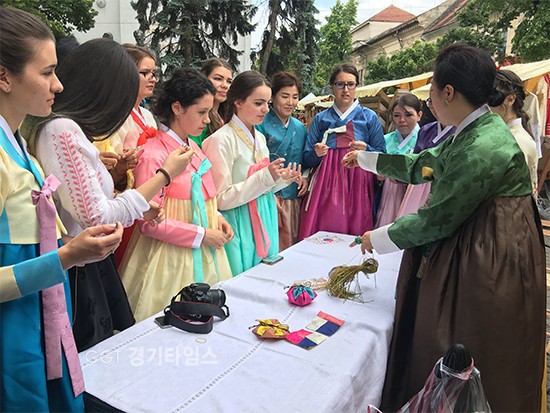 수원시, 루마니아 수공예 축제“제7회 클루지데이”에 참가하여 전통 규방공예 작품 전시ⓒ경기타임스