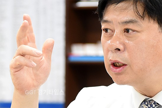 수원시 제1부시장 100일 인터뷰..이 부시장은 시민중심 행정 가조...공직자들, ‘우리 정책을 팔지 못하면 시민에게 버림받는다’는 생각으로 일해야한다고 강조하고 있다.ⓒ경기타임스