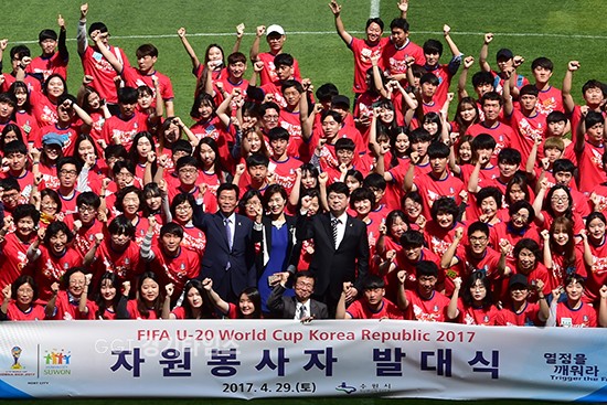 지난 4월 FIFA U-20 월드컵 자원봉사자 발대식에서 자원봉사자들과 함께하고 있는 이한규 부시장(오른쪽 양복 ).ⓒ경기타임스