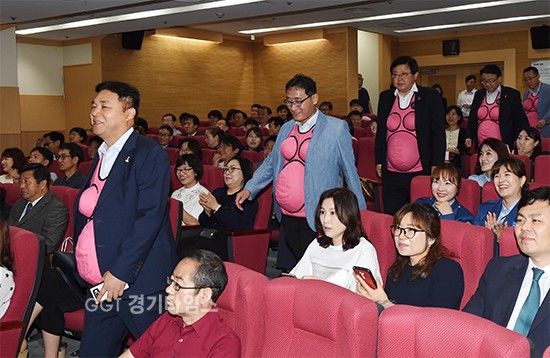 도태호 제2부시장과 국장, 보건소장 등 16명이 줄지어 시청 대회의실을 입장하자 여기저기서 폭소와 박수가 터져 나왔다.ⓒ경기타임스