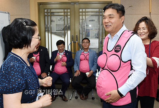 도태호 제2부시장이 7kg에 달하는 임신부 체험복을 입고 있다ⓒ경기타임스