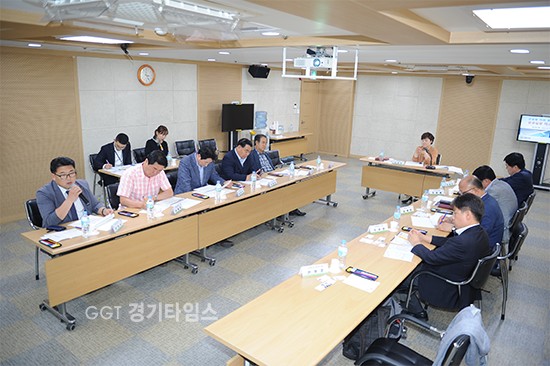 수원시의회 의원연구단체인 ‘군공항 이전 추진에 따른 공공갈등 해소 연구회’가 1일 의회 세미나실에서 연구활동 착수보고회ⓒ경기타임스