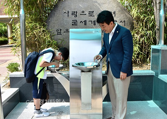 수원시의회 백종헌 의원, 초등학교 운동장에 정수시설 갖춘 음수대 설치ⓒ경기타임스