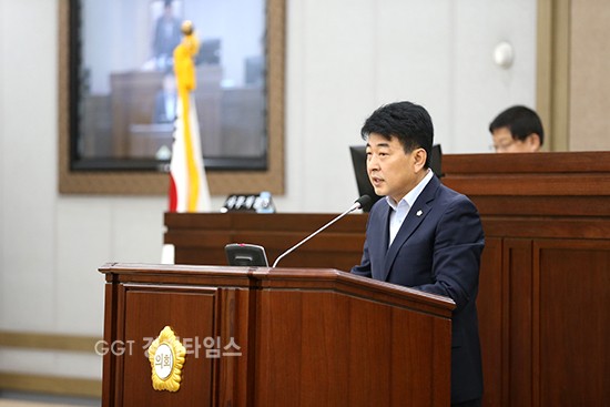 백종헌(더불어민주당, 영통1․2,태장동)이 지방분권 실현을 위한 개헌 촉구 결의안을 설명하고 있다.ⓒ경기타임스
