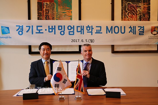 이재율 경기도 행정1부지사(왼쪽)팀존슨버밍엄대부총장(오른쪽) ⓒ경기타임스