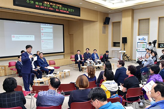 7일 선경도서관에서 열린수원화성마을, 착한 발전의 길은?’을 주제로 열린 ‘참시민 토론회’에서 염태영 시장이 참시민 토론회에서 발언하고 있다.ⓒ경기타임스