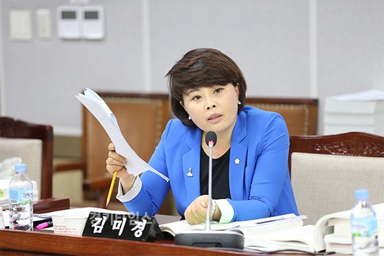 수원시의회 안전교통위원회 김미경의원(더불어민주당,매교동.매산동.고등동.화서1.2동,서둔동)이 지난 6.7일 장안구청, 권선구청,팔달구청,영통구청 행정사무감사에서 구청의 고정형 CCTV를 특정업체가 5년째 유지보수하고 있다며 특혜의혹을 지적하고 있다.ⓒ경기타임스