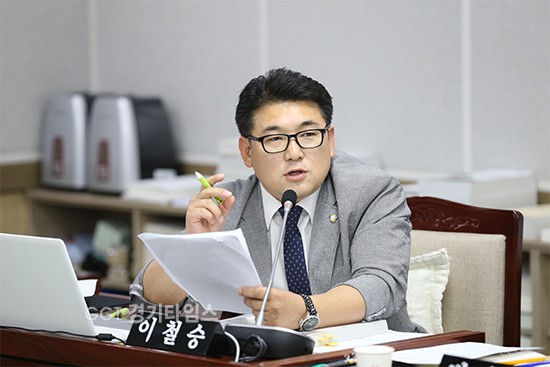 수원시의회 이철승 의원이 지난 7.7일 장안구청 등 4개구창 행정사무감사에서 수의계약, 조달계약 합리적인 재정운영.지출 촉구하고 있다.ⓒ경기타임스