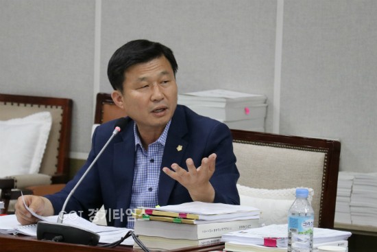 수원시의회 문화복지교육위원회 한원찬의원(자유한국당, 행궁동,인계동,지동,우만1·2동)이 13일문화체육교육국, 문화예술과 행정사무감사에서 수원시향 단원의 출근만 지문인식으로 체크하고, 퇴근 시간에 대한 관리는 이뤄지지 않는 점을 꼬집고 있다.ⓒ경기타임스