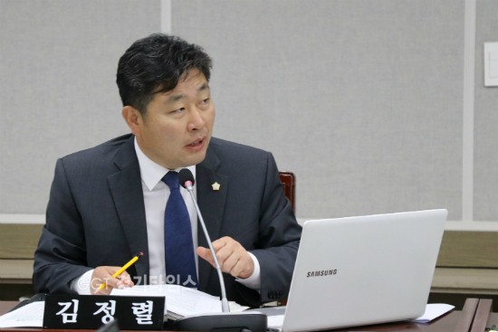 13일 수원시의회 문화복지교육위원회의(더불어민주당, 평동,금곡동,호매실동)이 수원시립교향악단의 해외 공연 취소와 관련해 발생한 위약금을 사퇴한 김대전 전 예술감독과 단원이 물도록 해야 한다는 주문하고 있다 ⓒ경기타임스