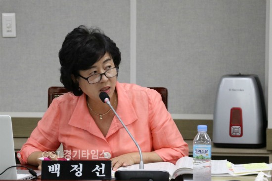 13일 수원시의회 문화복지교육위원회 향정감사에서 수원시의회 백정선 의원 “그들만의 축제에 예산 지원 왜?”...민간문화예술 단체지원 문제점 지적하고 있다ⓒ경기타임스