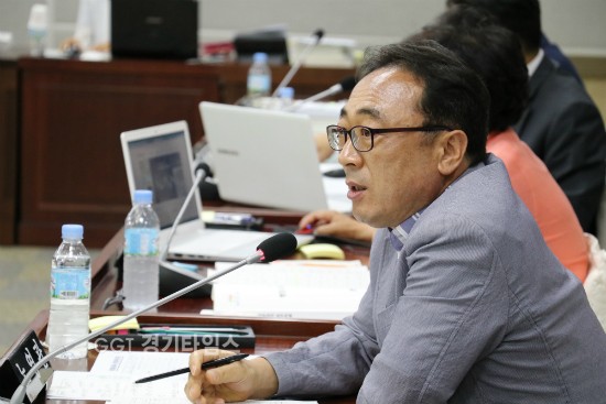 수원시의회 노영관 의원(국민의당, 영통1·2동,태장동)이, 문화예술과 등 소관업무에 대한 행정사무감사에서 산하기관의 문화예술 행사 예산 집행에 대한 지도 감독이 소홀을 지적하고 있다ⓒ경기타임스