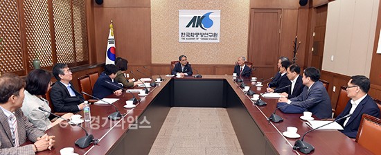 이재정교육감, 14일 성남 한국학중앙연구원에서 2권역 교육장 및 용인지역 학교장과 소통하고 있다.ⓒ경기타임스