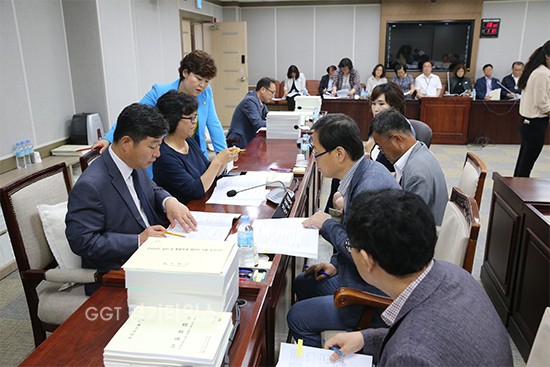 수원시의회 문화복지교육위원회는 16일 문화복지교육위원회 제1차 회의를 열고 예산안 및 예비비 지출과 결산승인안 예비심사ⓒ경기타임스