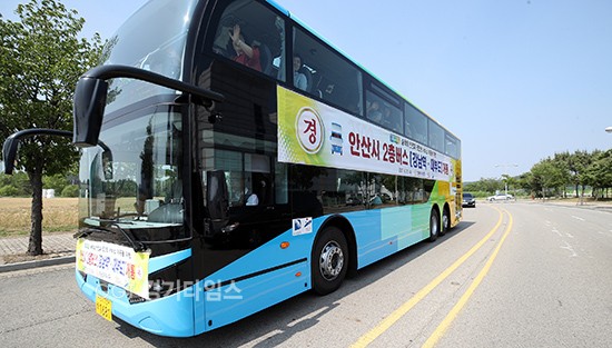 21일 오후 남경필 경기도지사가 안산에서 열린 "2층버스 개통식"에서 참석한 내빈을 비롯한 지역 주민들과 시승을 하고 있다.ⓒ경기타임스