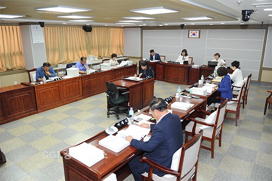 21일 원시의회 안전교통건설위원회는 수원시 주차장 조례 일부개정조례안 등 안건심사 의결하고 있다.ⓒ경기타임스