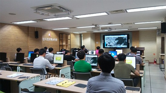 21일 화성시가 도로 및 상․하수 시설물 관리 시스템을 주로 활용하는 담당자 20여명을 대상 교육ⓒ경기타임스
