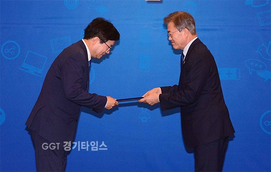 21일 청와대에서 열린 일자리위원회 1차 회의에서 염태영 시장이 문재인 대통령으로부터 위촉장을 받고 있다.사진- 뉴시스 제공ⓒ경기타임스