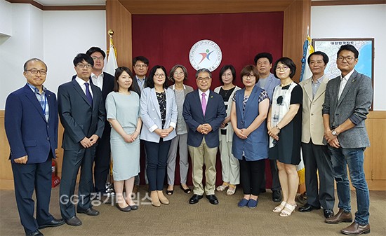 이재정 경기도교육감이 변호사, 노무사, 대학교 강사 등으로 구성된 경기도교유겅 시민감사관들과 함게 기념촬영을 하고 있다.ⓒ경기타임스
