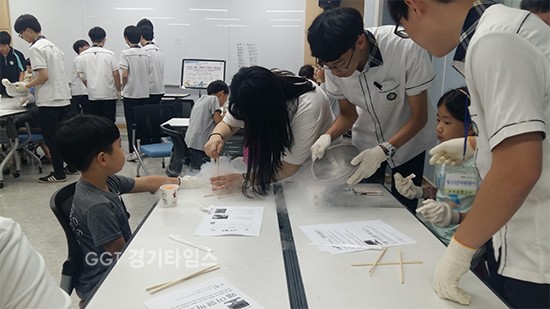 수원시 호매실도서관, 청소년 과학재능 나눔봉사 '기발하고 재밌는 과학실험'ⓒ경기타임스