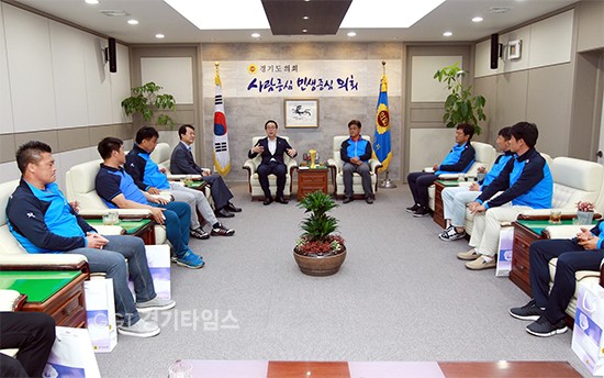 경기도의회 정기열 의장(더불어민주당, 안양4)은 22일 경기도의회 의장 접견실에서 ‘2017 전국생활체육대축전’ 남성축구(40대부) 우승팀인 용인시 축구 선수단(회장 김시현)을 만나고 있다ⓒ경기타임스