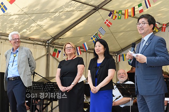염태영 수원시장(오른쪽 첫 번째)이 ‘국제자매도시 마켓’ 개막식에서 축사를 하고 있다.ⓒ경기타임스