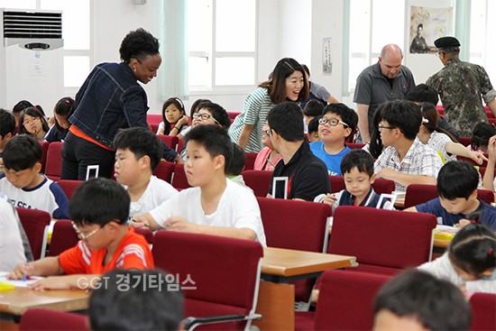 육군 51사단은 지난 24일, 호국보훈의 달을 맞아 사단법인 희망을나누는사람들에서 후원하는 사회배려대상자 230여명을 대상으로 '2017 호국문예행사'를 개최ⓒ경기타임스