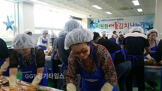 수원시, 삼성전자 후원 계절별 김치 나눔...시민들이 열무나박김치를 담그고 있다.ⓒ경기타임스