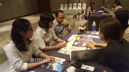 수원시 관계자들이 수원컨벤션센터를 홍보하고 있다. ⓒ경기타임스