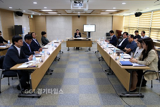 수원시의회 의원연구단체인 ‘신재생에너지 운영 및 활성화를 위한 연구회’가 30일 의회 세미나실에서 연구활동 착수보고회를 열고, 환경수도 수원만들기를 위한 청정 신재생에너지 활성화 연구 활동ⓒ경기타임스
