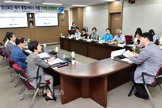 4일 이한규 수원시 제1부시장 단장 TF팀을 구성,심정애 수원시 복지여성국장, 김혜경 장안구보건소장, 홍창형 수원시행복정신건강센터 센터장, 홍승철 수원시성인정신건강센터 센터장이 퇴원하는 정신질환자 위해 보건·복지 통합지원 감담회ⓒ경기타임스