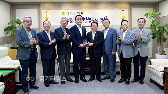 경기도의회 정기열 의장(더불어민주당, 안양4)은 경기도의회 의장 접견실에서 경기도 지방행정동우회 권두현 회장 등 임원진을 만나 감사패를 받다.ⓒ경기타임스