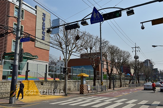 초등학교 주변 횡단보도 앞에 설치된 옐로카펫ⓒ경기타임스