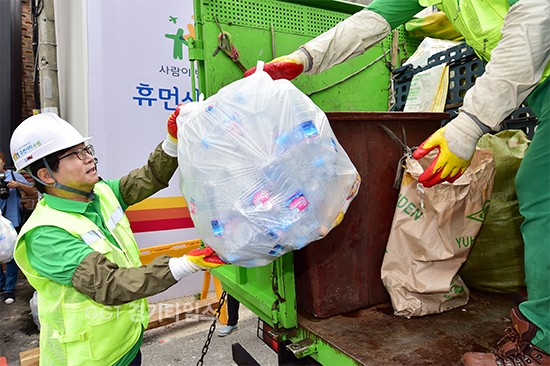 염태영 시장이 재활용쓰레기를 수거해 수거차량에 싣고 있다ⓒ경기타임스