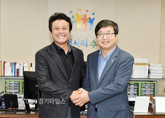 염태영 수원시장과 김만수 부천시장이 수원시청 집무실에 만나 악수룰 하고 있다.ⓒ경기타임스