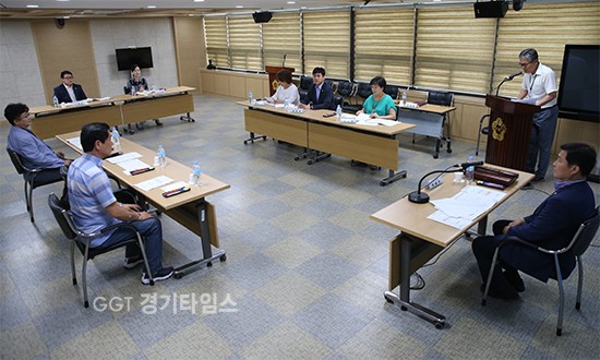 10일 수원시의회 세미나실에서 수원시의회는 수원시 체육회 통합에 따른 효율적 운영방안 연구회 등 3개 의원연구단체 선정을 의논하고 있다ⓒ경기타임스