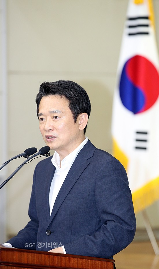 남경필 경기지사는 11일 기자간담회를 열어 "민선6기 출범 당시 3조 2천686억원에 달했던 경기도의 채무가 내년이면 ‘제로’가 된다”며 “경기도가 어깨를 짓누르던 빚더미에서 벗어나 가뿐한 마음으로 미래를 그릴 수 있게 된 것”이라고 밝히고 있다.ⓒ경기타임스