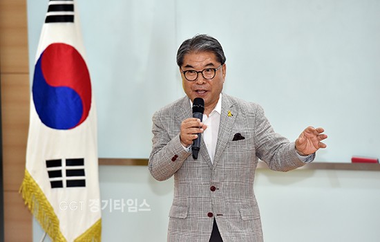 이재정 경기도교육감은 진접중학교를 방문 학생과 교직원을 격려하고,있다ⓒ경기타임스
